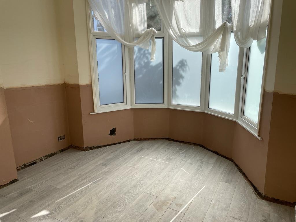 elmbridge-damp-proofing-finished-product-bay-windows Bay window having been professionally damp proofed.