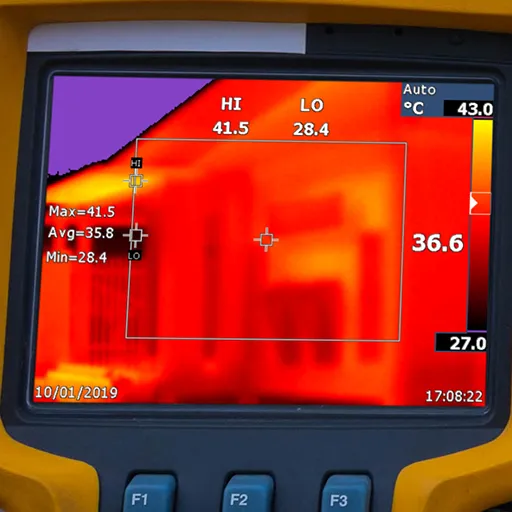 damp-proofing-thermal-imaging-tool-screen-close-up Damp proofing Thermal Imaging camera screen with house in frame.